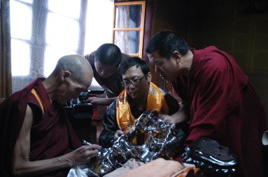 13 西藏计划之为假山石开光 2007 活佛在不锈钢石头上签下六字真言.jpg